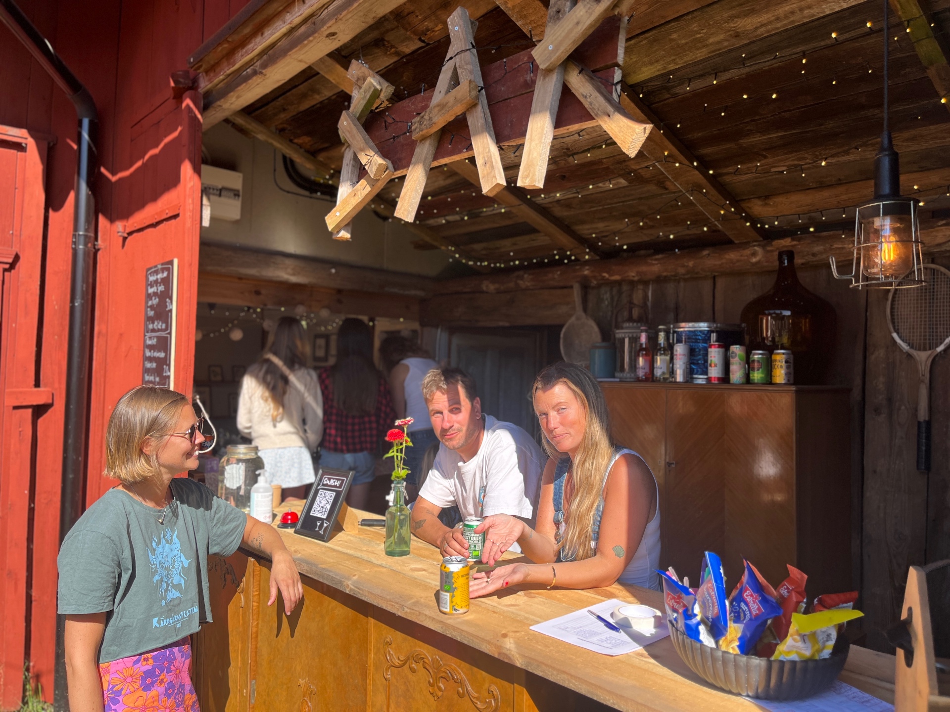 Festivalbaren med varma ljusslingor